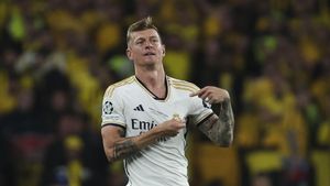 LONDRES, 01/06/2024.- El centrocampista alemán del Real Madrid Toni Kroos celebra el segundo gol del equipo madridista durante la final de la Liga de Campeones que Real Madrid y Borussia Dortmund disputan hoy sábado en el estadio de Wembley, en Londres. EFE / Kiko Huesca