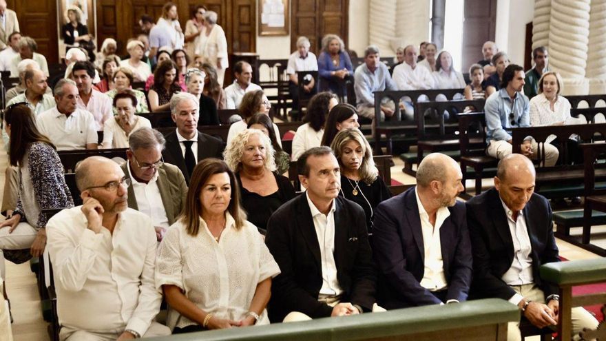 Asistentes en la parroquia de San Julián al funeral de Pedro Fanego (en el recuadro), ayer.