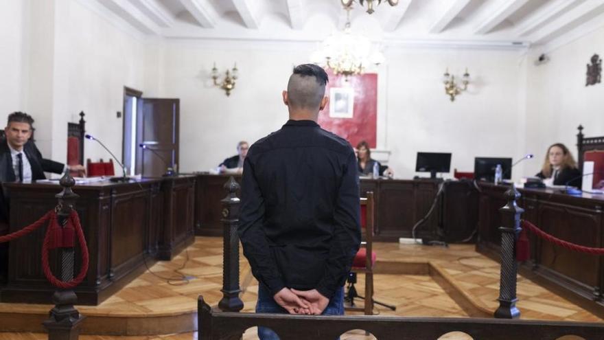 El joven acusado, durante el juicio.