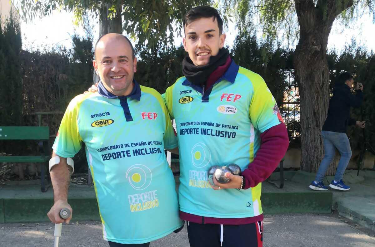 José Manuel Ramil 'Furilla', junto a Jesús Escacho, campeón del mundo de petanca.