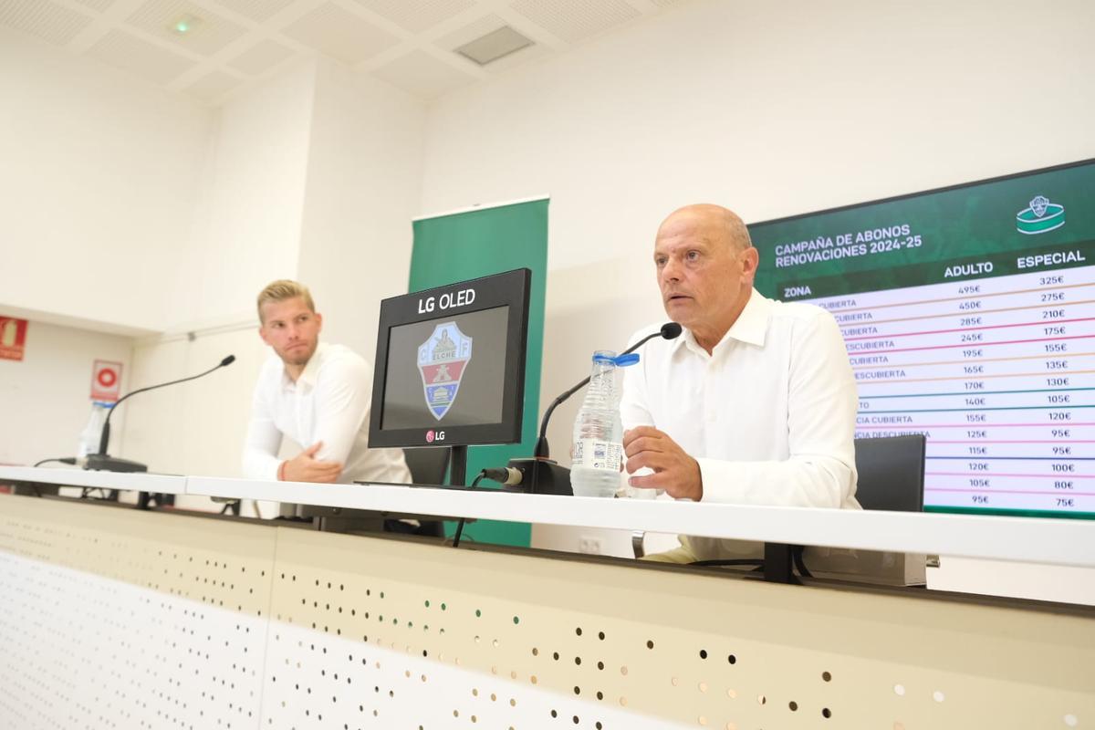 El presidente del Elche, Joaquín Buitrago, y el director general, Pedro Schinocca, durante la presentación de la campaña de abonos de la temporada 2024-2025