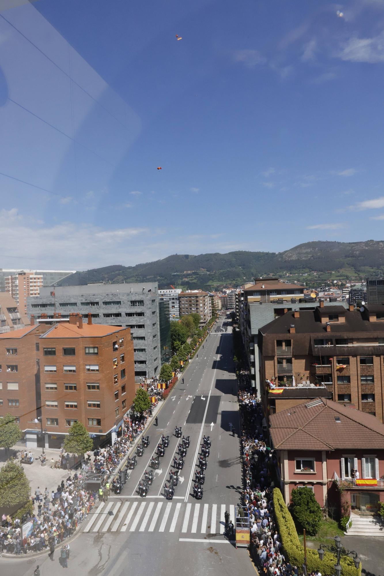 EN IMÁGENES: Así fue el multitudinario desfile en Oviedo por el Día de las Fuerzas Armadas.