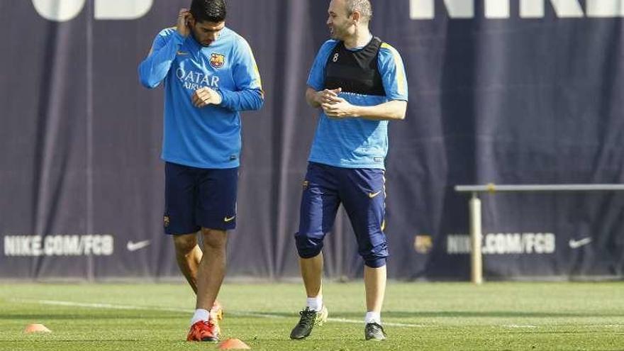 Suárez e Iniesta, en el entrenamiento de ayer. // Efe