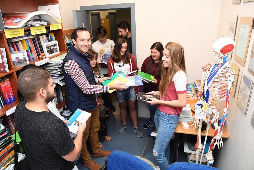 El profesor de A Coruña que regala libros