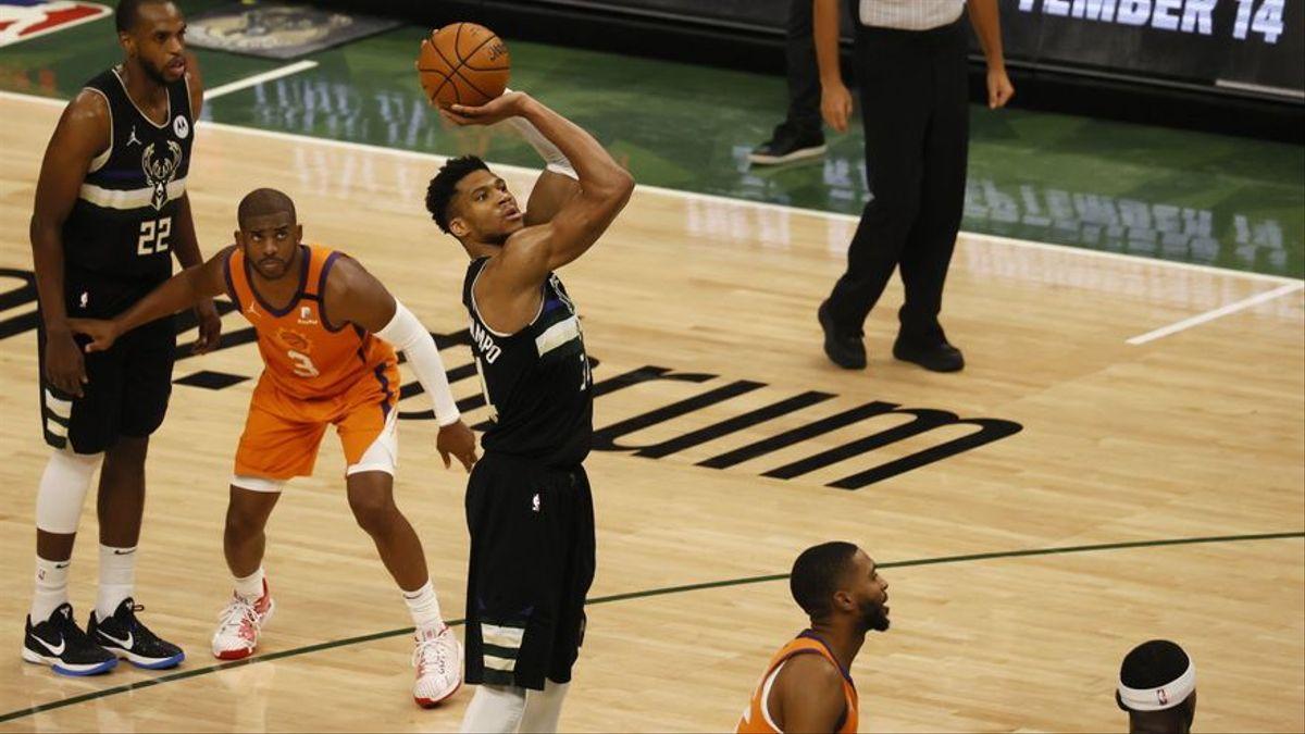 Giannis Antetokounmpo llança a cistella