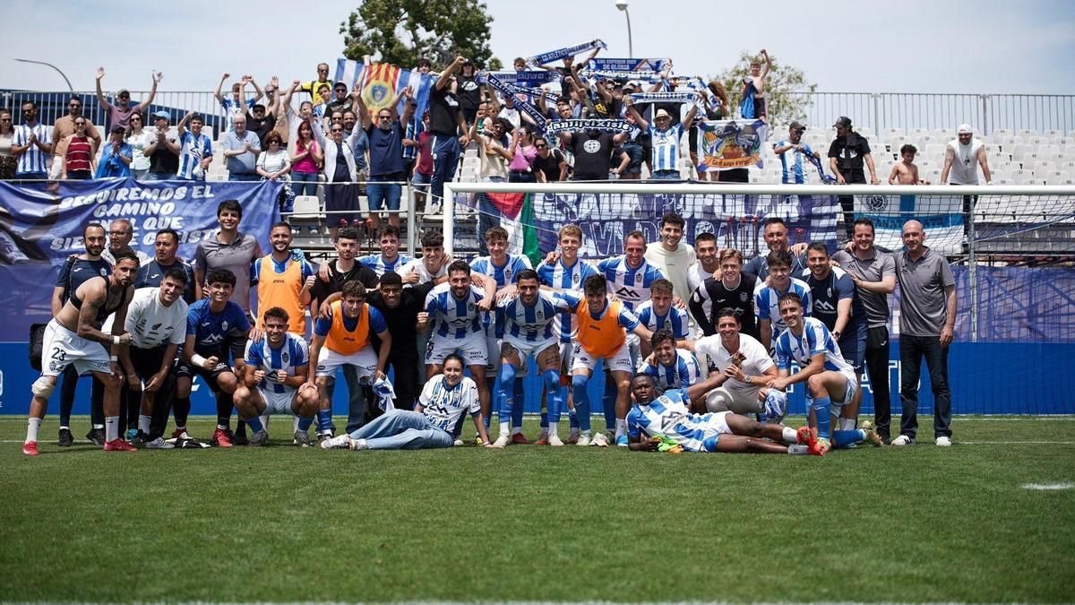 El Atlético Baleares celebra la victoria con sus aficionados.