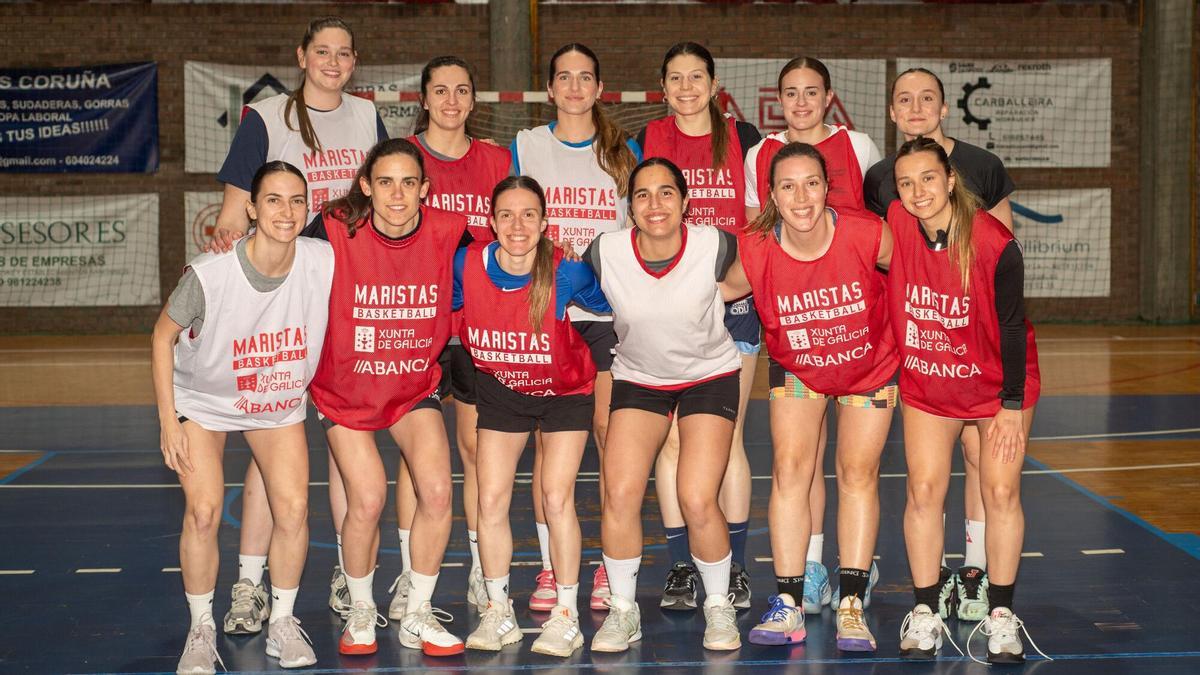 La plantilla de Maristas posa antes de un entrenamiento durante esta temporada.
