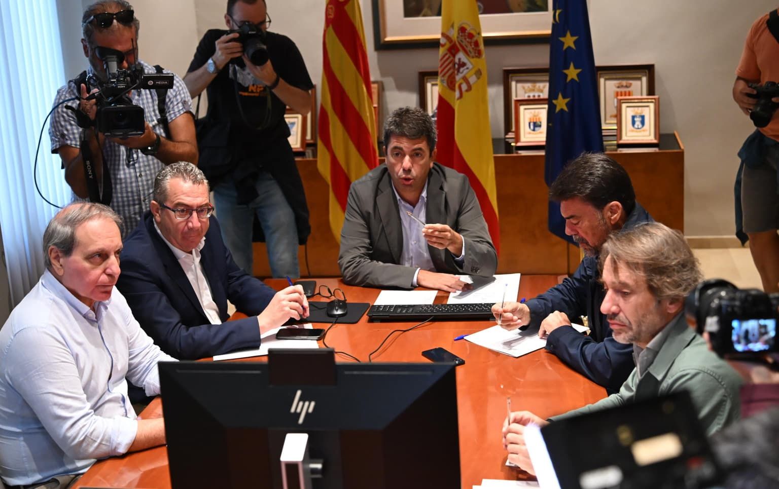 Carlos Mazón sigue desde Alicante la alerta roja por lluvias