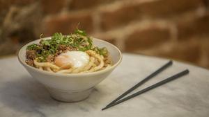 El bol de ’tan tan udon’ de cerdo y huevo a baja temperatura del restaurante Arigato.