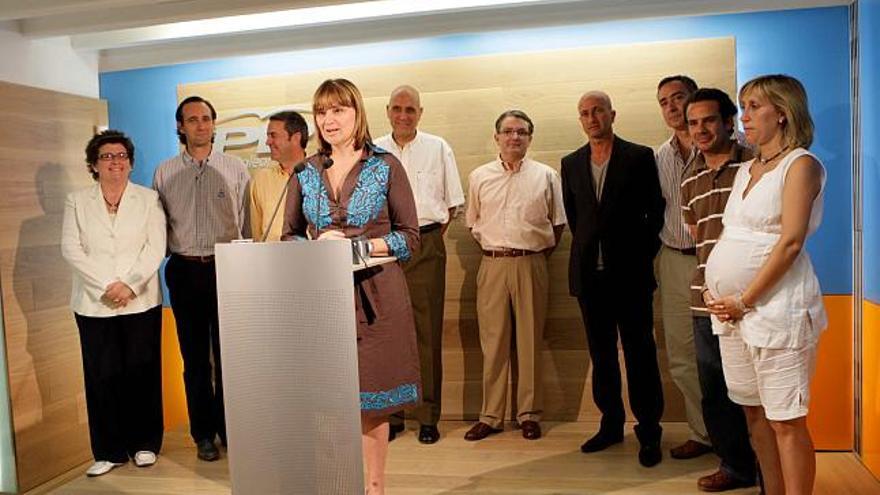 Cirer, Bauzà, Rotger, Estarellas, Joan Rotger, Pastor, Simarro, Fuster y Soler rodean ayer a Estarás, en primer plano, en la sede del PP.