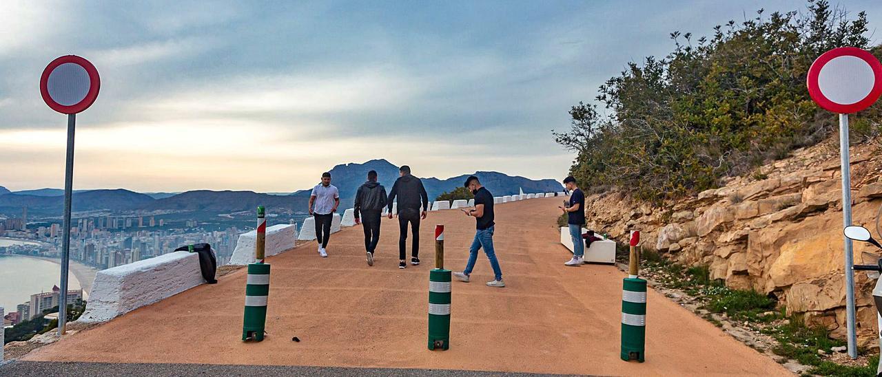 El acceso a La Cruz de Benidorm ha quedado cerrado y en los últimos metros se han colocado bolardos para impedir el paso. | DAVID REVENGA