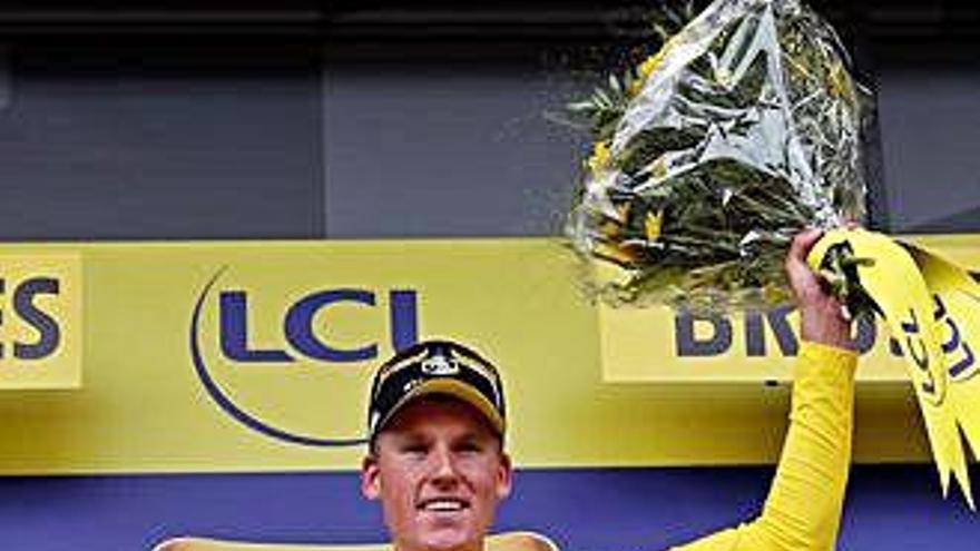 Mike Teunissen con el primer maillot amarillo del Tour de Francia.