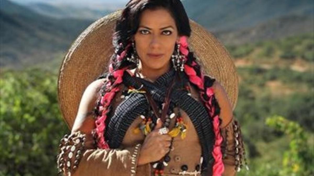 A la izquierda, el guitarrista y cantante Richard Hawley. A la derecha, la artista mexicana Lila Downs.