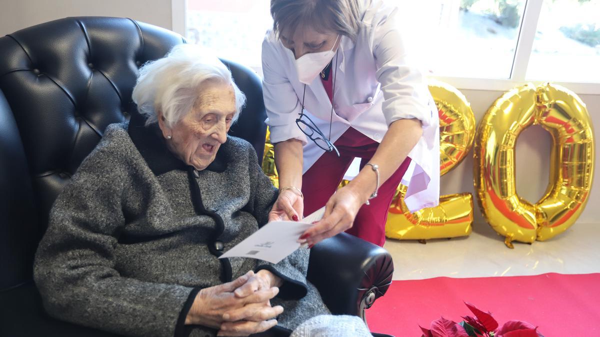 Ana Mira, una anciana de 102 años primera vacunada contra la COVID19 en la Vega Baja