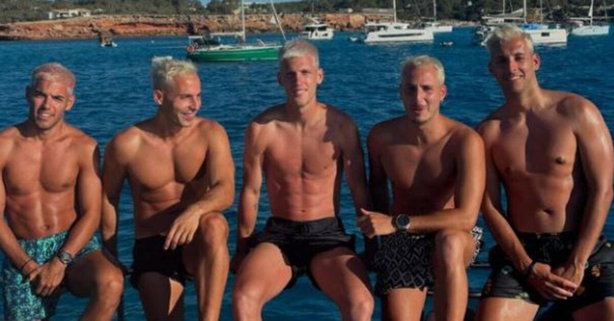 El futbolista Dani Olmo disfruta de Ibiza juntos a su equipo de 'clones'