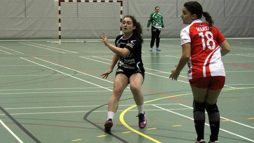 Carmen García-Calvo durante un partido de esta temporada con el Ansa Oviedo Balonmano.