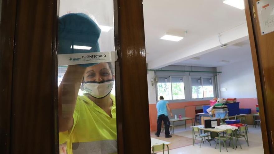 Sadeco se compromete a desinfectar los patios de los colegios concertados cada 20 días