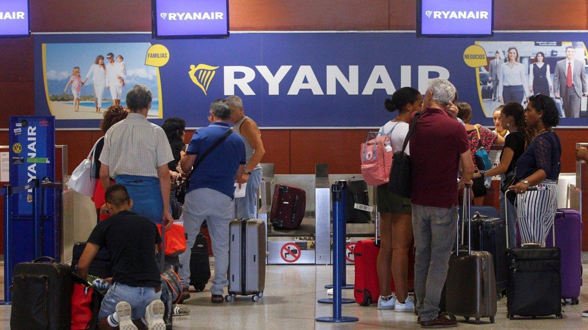 GRAF4441. EL PRAT DE LLOBREGAT (BARCELONA), 01/09/2019.- Pasajeros de la compañía Ryanair esperan en los mostradores de la compañía en el Aeropuerto de Barcelona durante la huelga de los tripulantes de cabina de pasajeros (TCP),que representados por los sindicatos Sictpla y USO, secundan la primera de las diez jornadas de huelga convocadas en septiembre contra el cierre de cuatro bases en España. EFE/Quique García