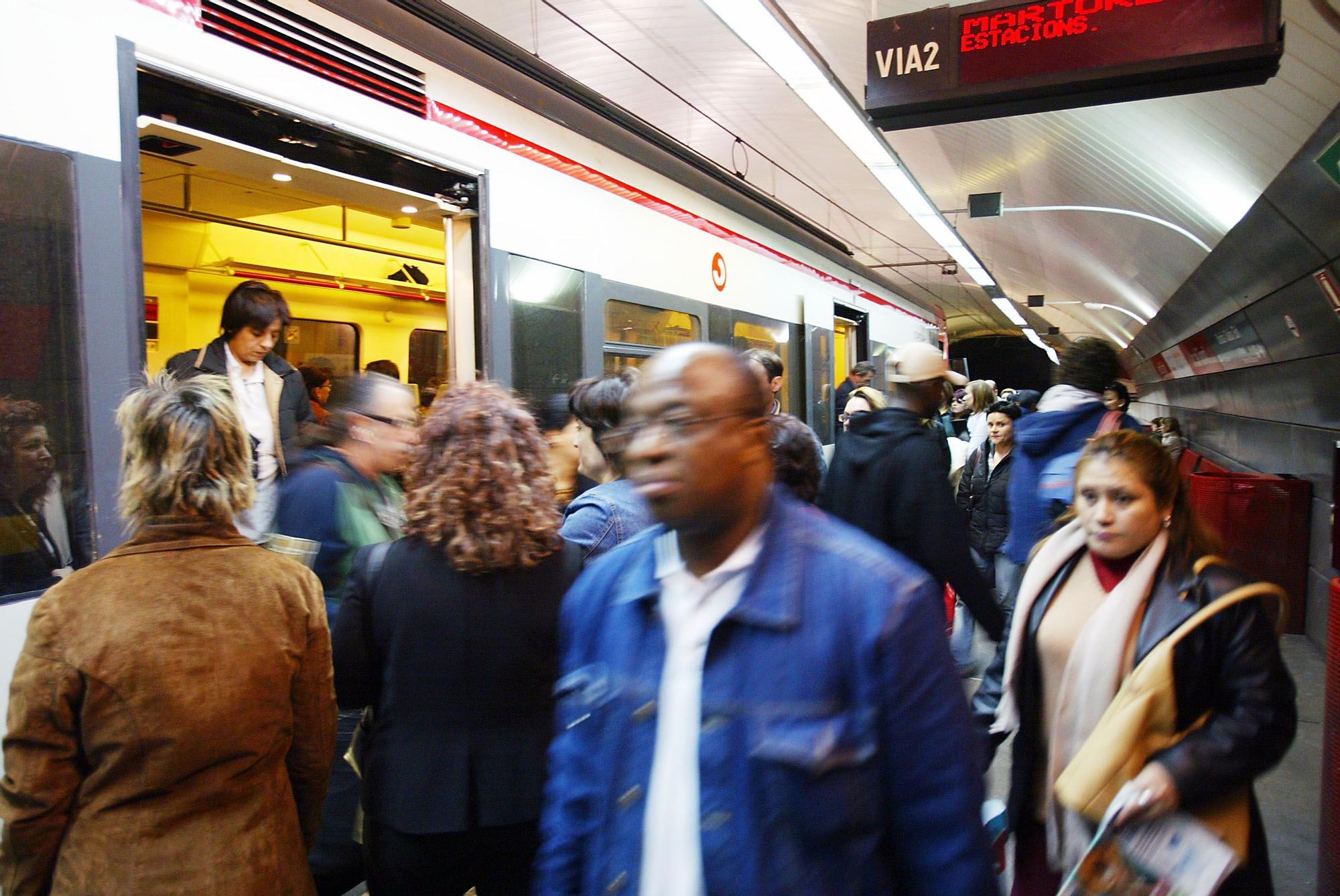 Imagen de archivo de pasajeros de cercanías en la estación de tren de Arc de Triomf