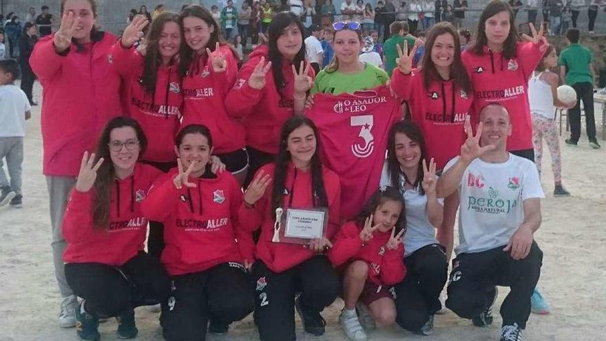 El equipo estradense celebra el tercer puesto logrado en Armenteira.