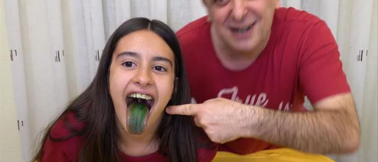 Una “youtuber” menor y su padre, en uno de los vídeos analizados, con casi 642.000 visualizaciones.