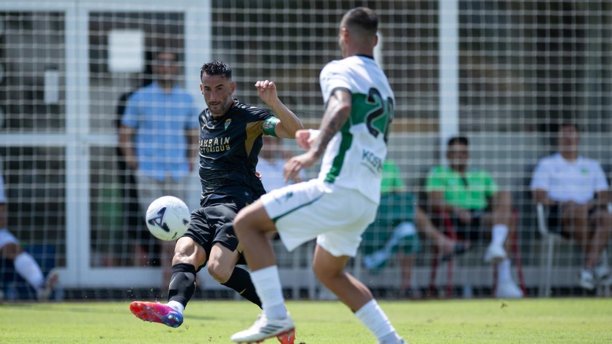 Carlos Albarrán controla el balón en el reciente encuentro contra el Elche.
