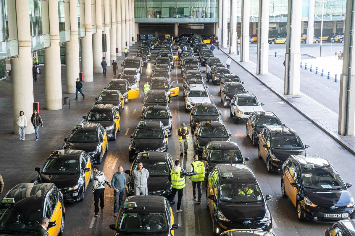 Barcelona. 29/01/2025. Barcelona. Los taxistas colapsan Barcelona en la llamada &quot;Operación Candado&quot; tras salir del aeropuerto y hacer una marcha lenta por la Ronda Litoral y la Ronda de Dalt. AUTOR: Marc Asensio Barcelona, Catalunya, España, taxi, taxistas, Ronda Litoral, Ronda de Dalt, Elite Taxi, Tito Alvarez, protesta, marcha lenta, aeropuerto, Terminal 1, Terminal 2, Operación Candado, transporte, enfado
