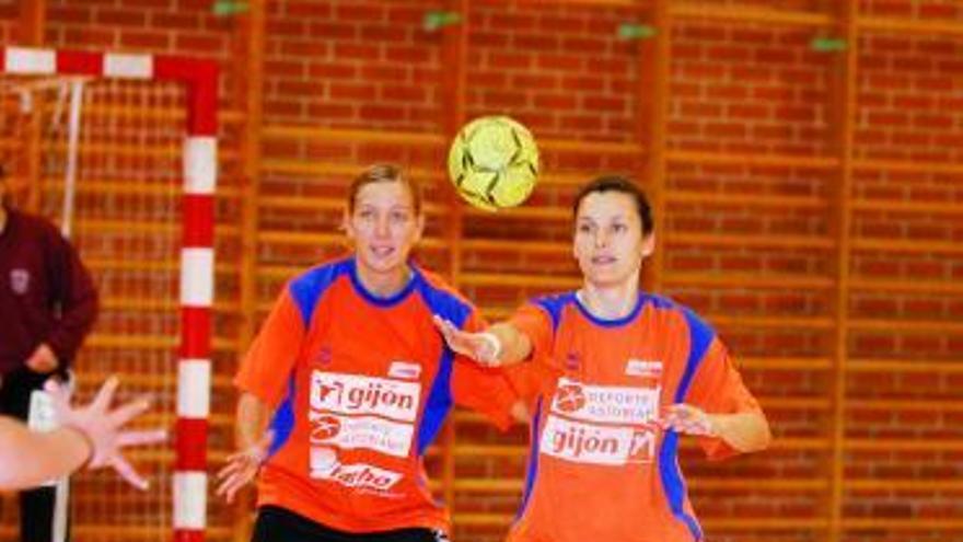 Carolina recibe el balón durante el entrenamiento de ayer del Farho.