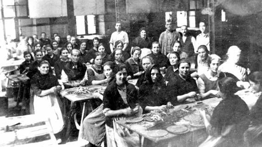 En la imagen superior, mujeres trabajando en una fábrica conservera de Candás. A la izquierda, José Ramón González, en el puerto candasín.  braulio fernández