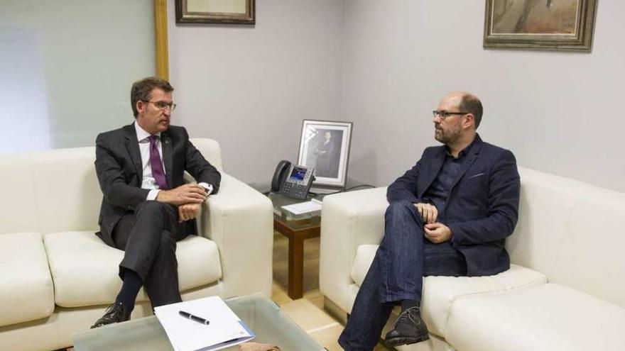 Feijóo, a la izquierda, durante su reunión con Noriega, ayer en el Parlamento de Galicia.