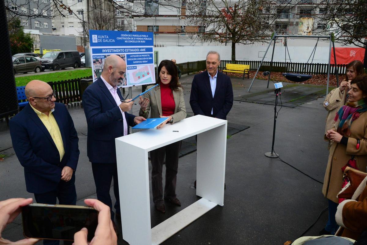 La conselleira de Vivenda, María Martínez, y el alcalde de Bueu, Félix Juncal, firman el convenio para la cesión de suelo municipal para la promoción de vivienda pública.