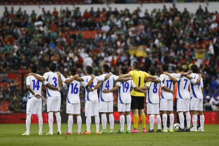 Los jugadores de El Salvador durante el minuto de silencio
