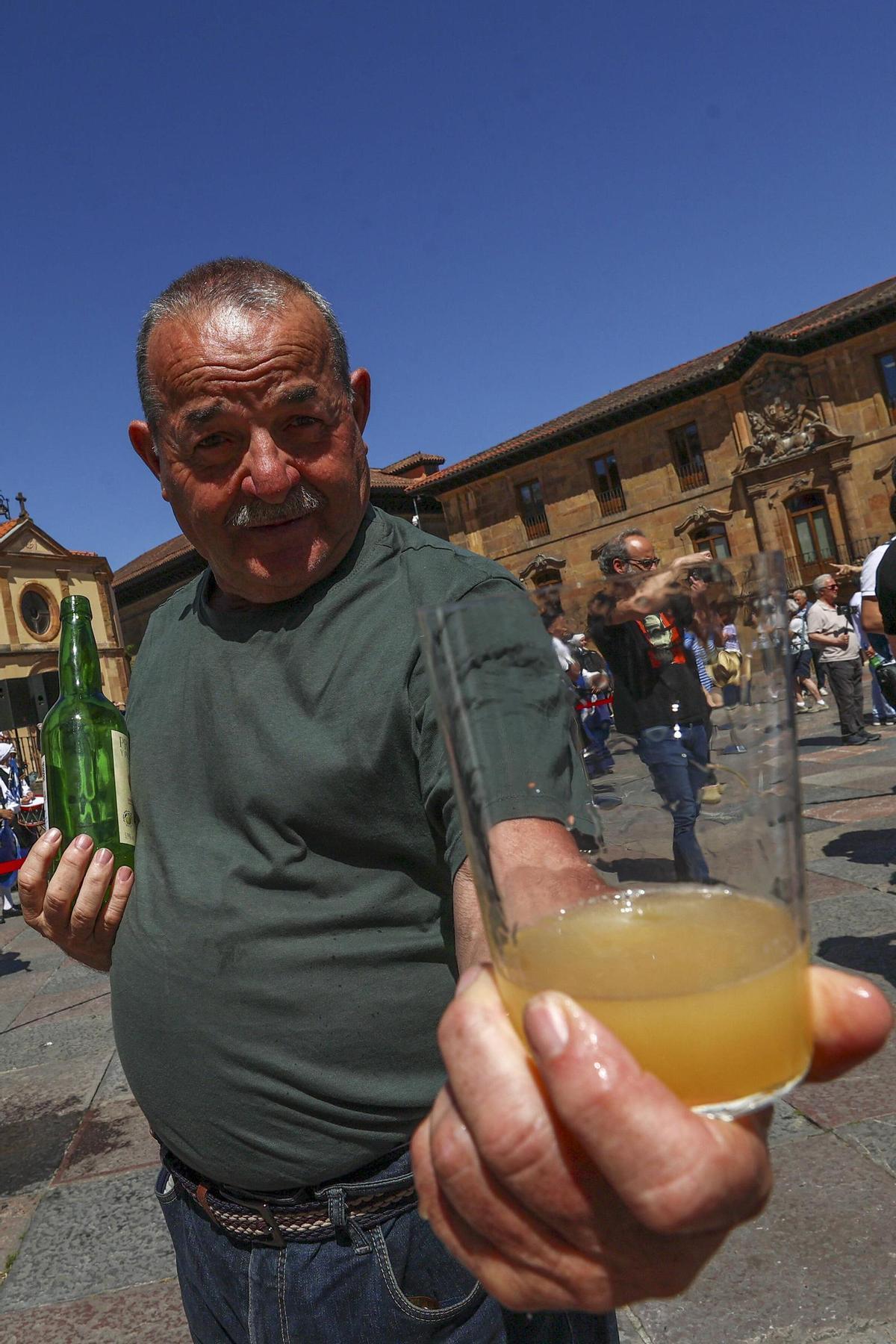 Oviedo levanta el brazo para un escanciado popular con más de un millar de personas por el Día Mundial de la Sidra, en imágenes