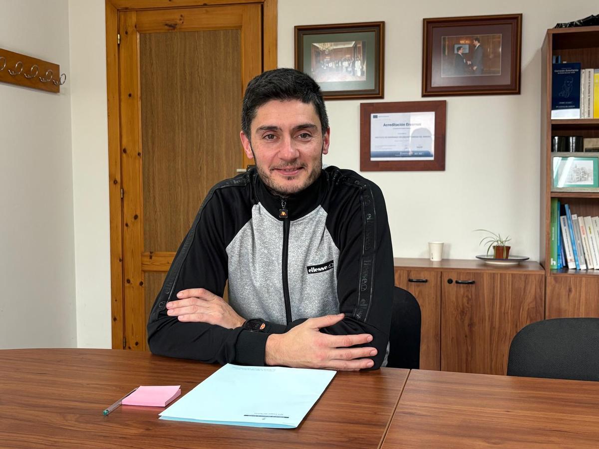 Adrián González en el despacho de dirección del instituto.