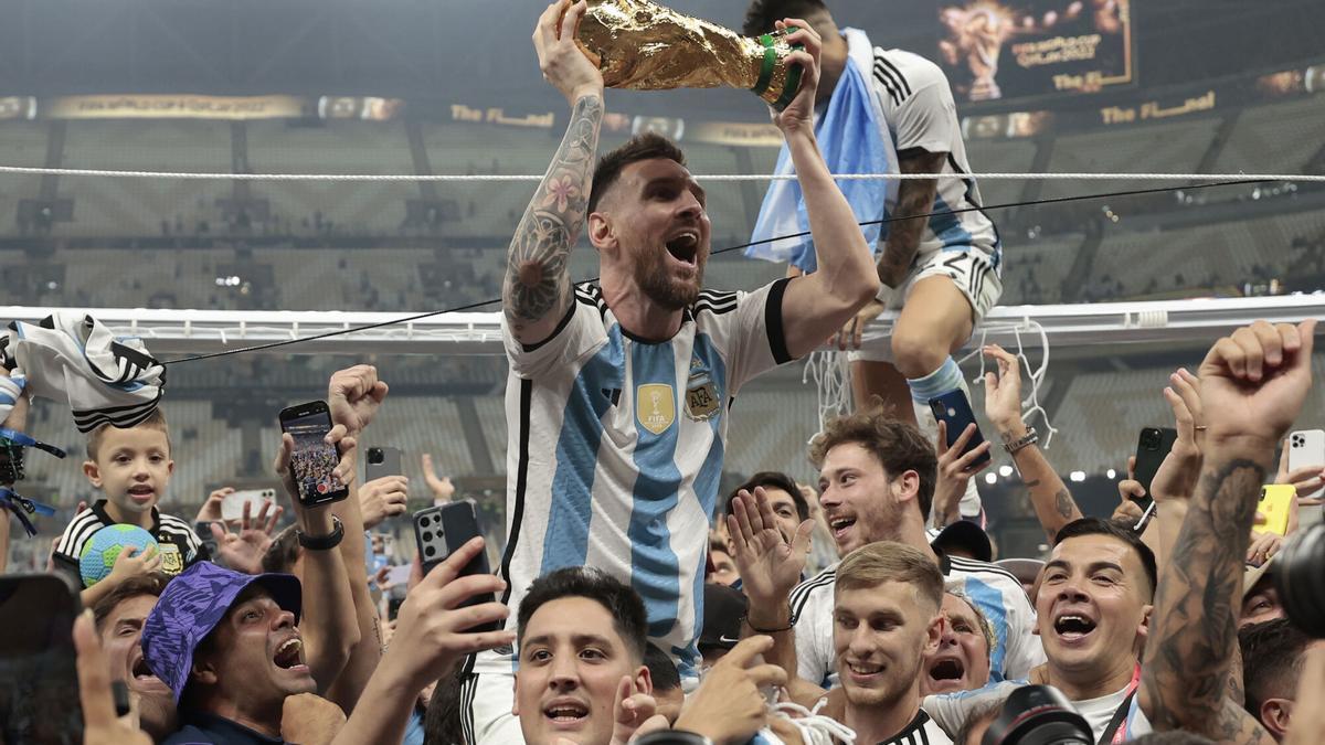 Leo Messi alza el tercer trofeo mundialista de Argentina en Lusail
