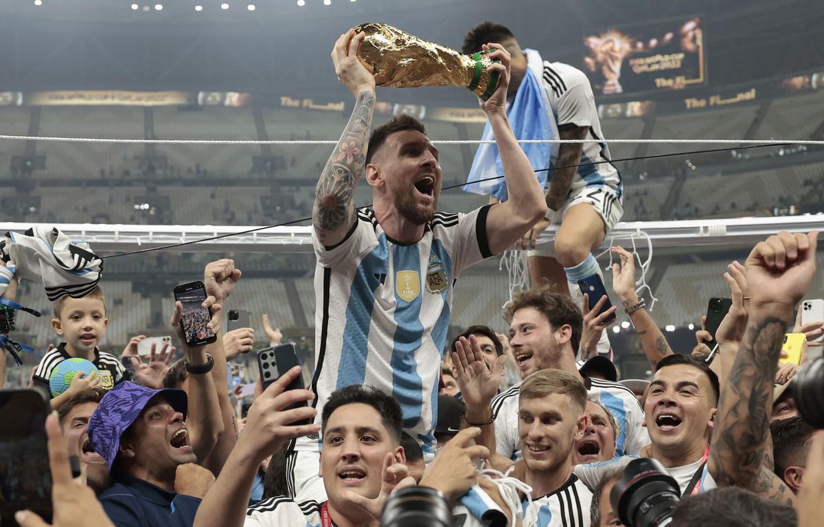 Leo Messi alza el tercer trofeo mundialista de Argentina en Lusail