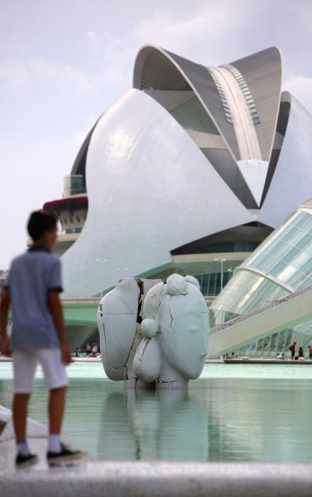 Esculturas de Manolo Valdés en el lago de la Ciudad de las Artes y las Ciencias