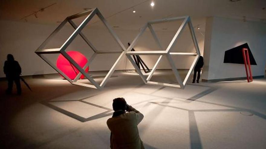 Un visitante de la exposición fotografía una de las piezas de la muestra en la cúpula del Centro Cultural Internacional Avilés.