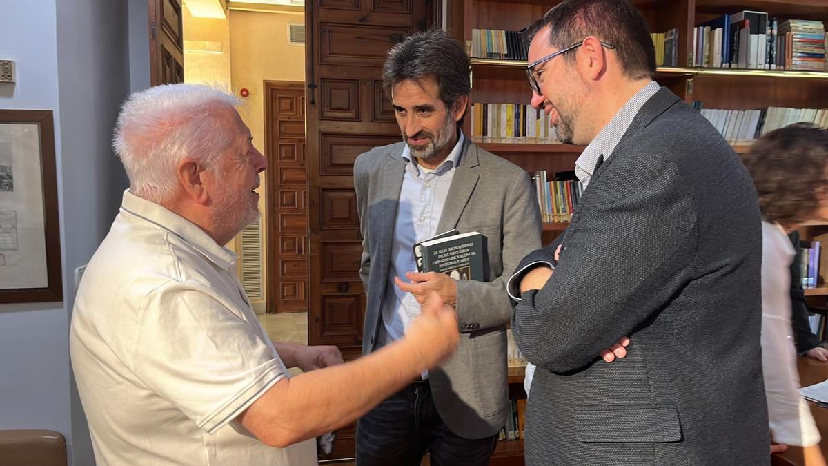 El consejero Jesús Huguet, con el edil José Luis Moreno y el representante del IVC, Francesc Felipe.