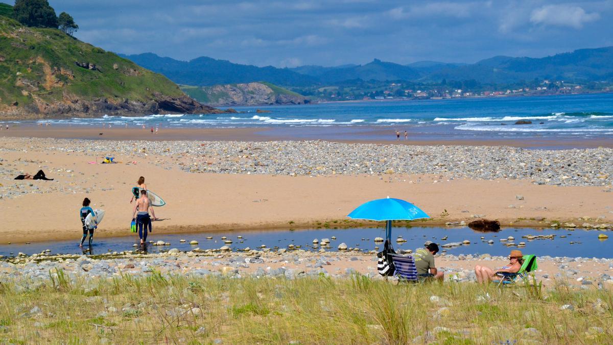 Pùblico en una zona de la playa de Vega este verano.