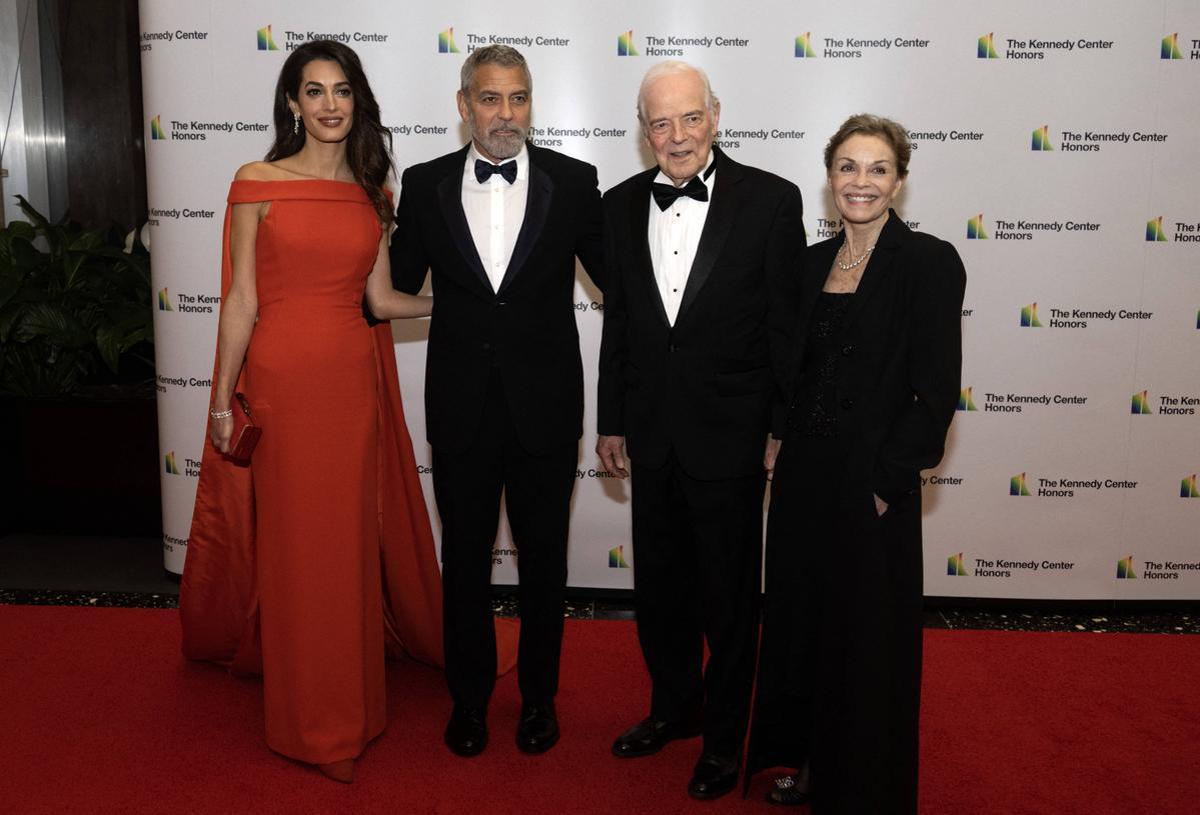 Ama y George Clooney, durante una gala en Washington