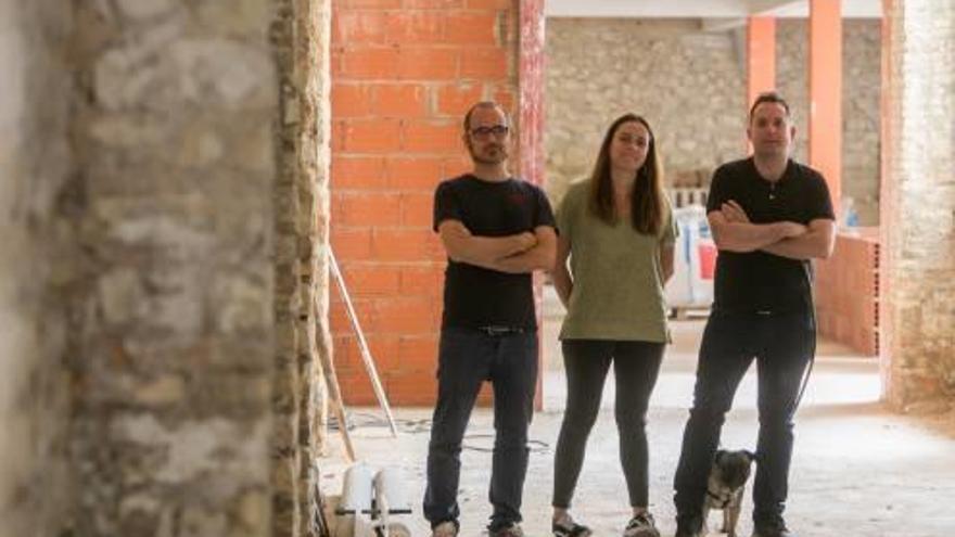 Pepe Aracil, Celia González y Manuel Asín, en el local en obras de la futura librería.