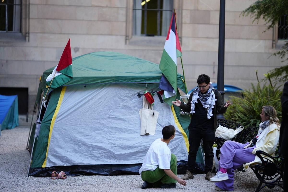 Acampada en apoyo a Palestina en la UB del Raval