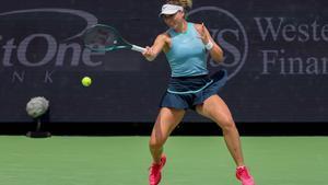 Archivo - La tenista española Paula Badosa golpea una pelota durante un torneo