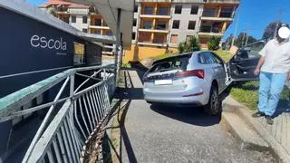 La valla de protección evita que un vehículo se empotre contra la escuela infantil de Ribeira