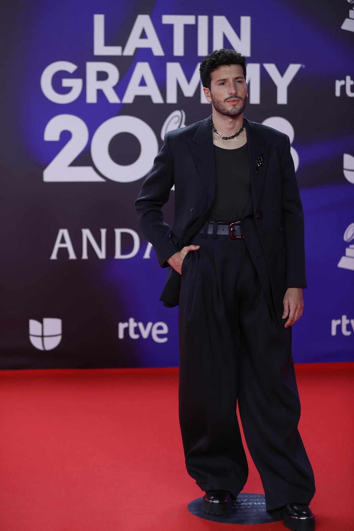 l cantante y compositor colombiano Sebastián Yatra posa para los fotógrafos en la alfombra roja de la gala anual de los Latin Grammy, este jueves en Sevilla.