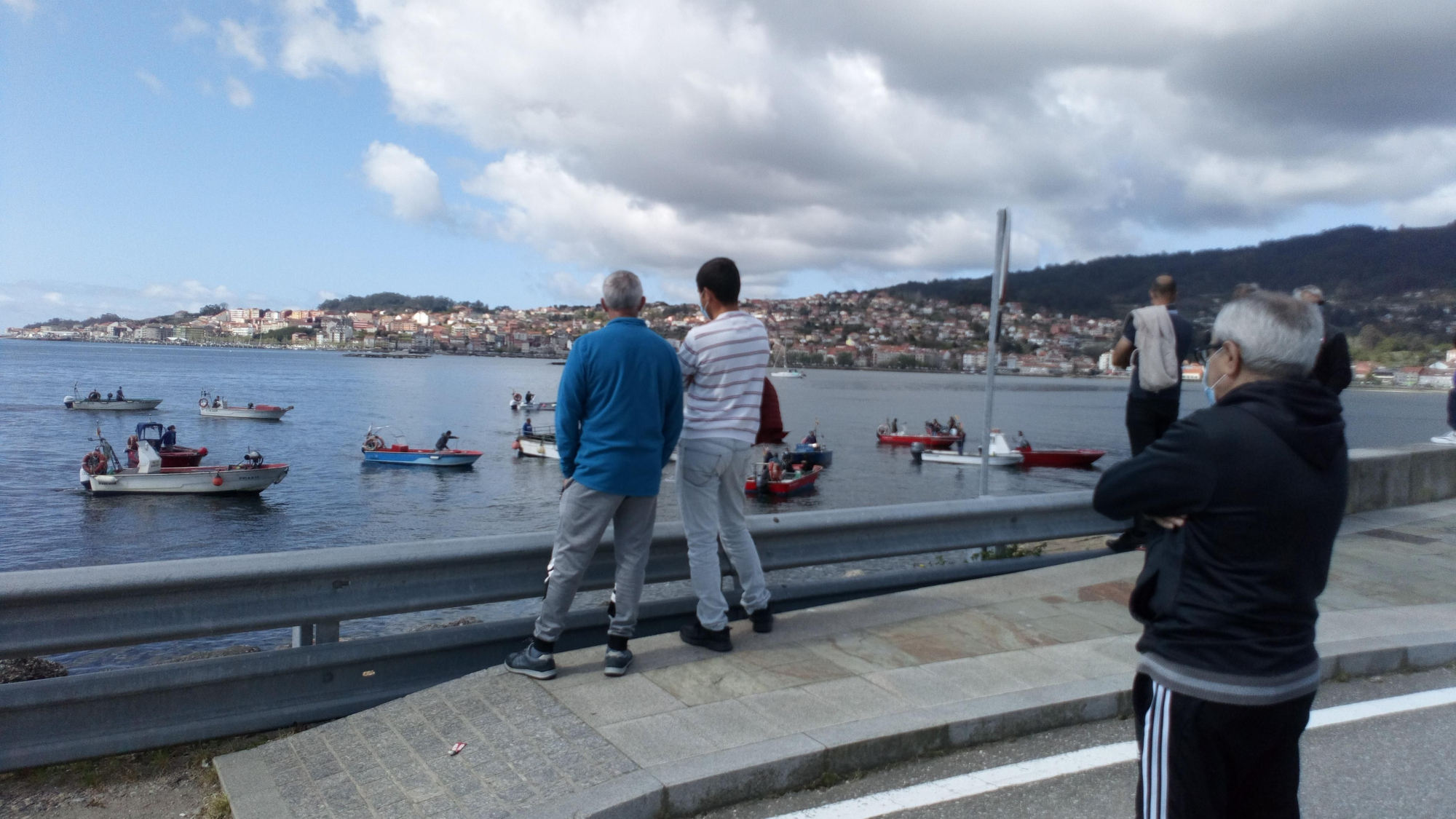 Algunos de los barcos en el bocinazo en Meira, en Moaña.