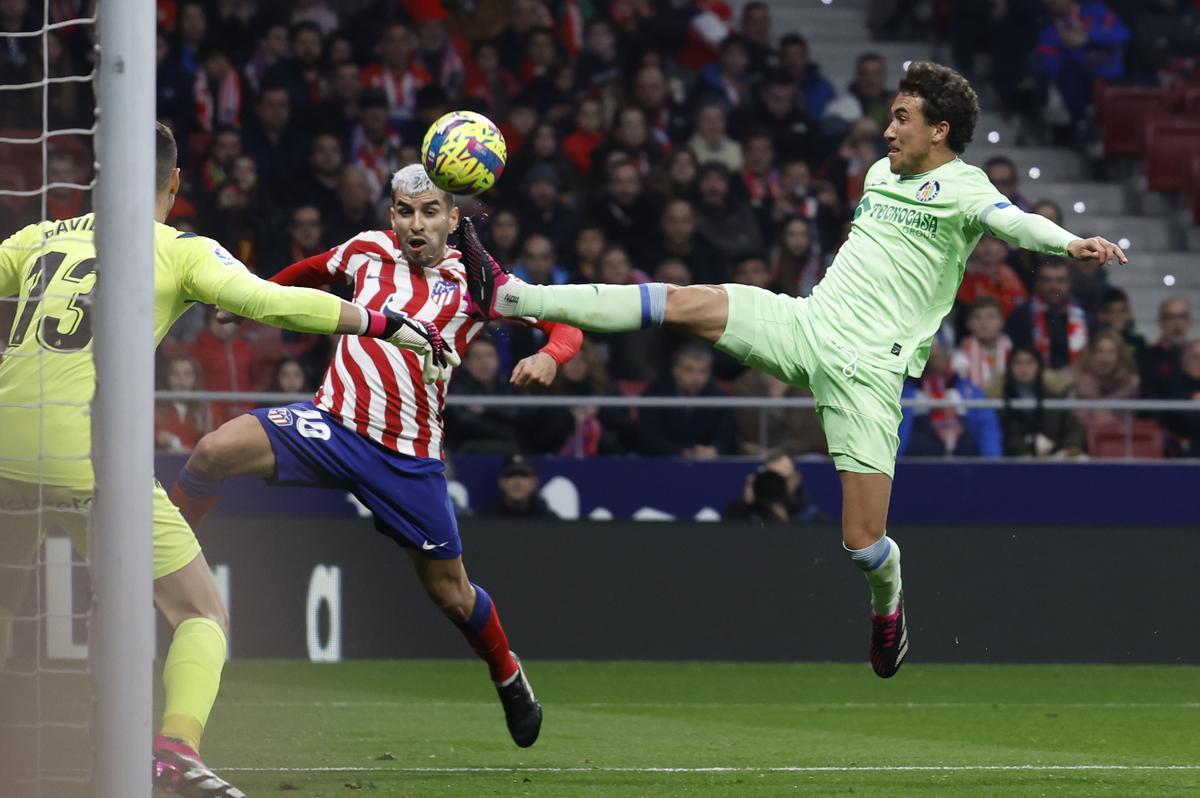 MADRID 04/02/2023.- El delantero argentino del Atlético de Madrid Ángel Correa (c) disputa un balón con Luis Milla (d), centrocampista español del Getafe, durante el partido entre el Atlético de Madrid y el Getafe CF correspondiente a la jornada 20 de LaLiga Santander, este sábado en el Estadio Cívitas Metropolitano de Madrid. EFE/ J.J.Guillén