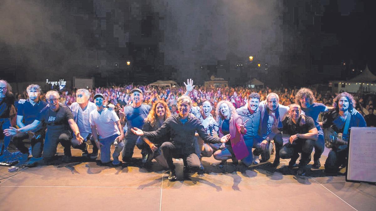 Nando Agüeros y los demás artistas que le acompañaron en el escenario, reunidos tras cantar «Viento del Norte», con el público a sus espaldas.