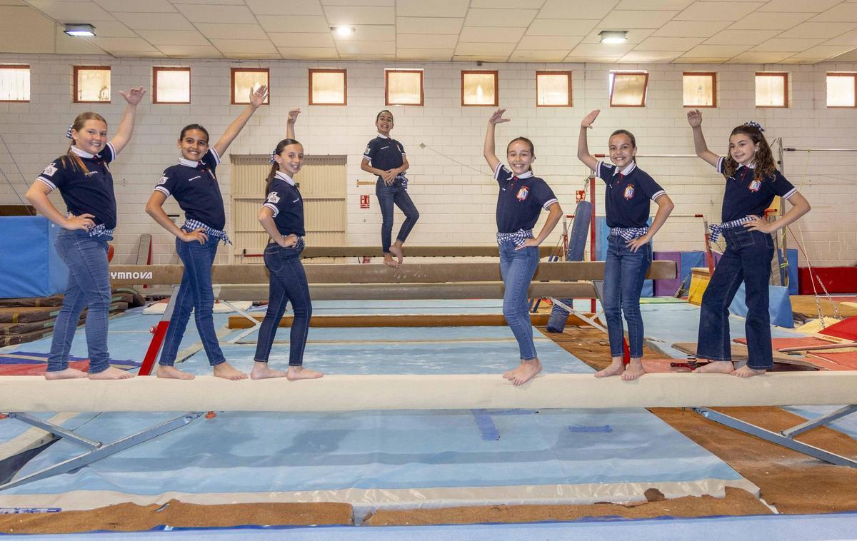 La Bellea del Foc infantil y sus damas de honor se atreven con la gimnasia deportiva